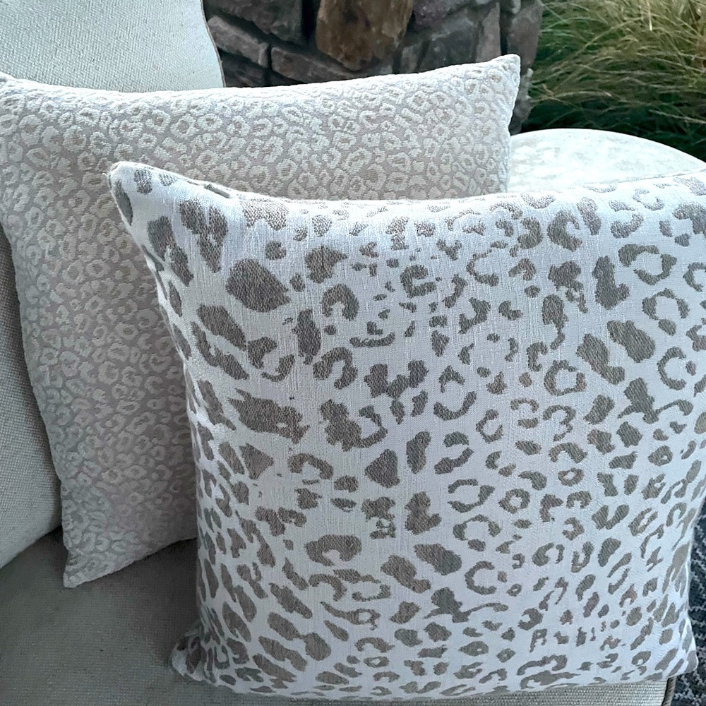 CREAM VELVETY LEOPARD PILLOW COVER